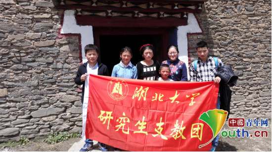 湖北大学研支团成员与康定市藏文中学学生及其家人合影。桂泽红供图 湖北大学研支团成员与康定市藏文中学学生及其家人合影。桂泽红供图