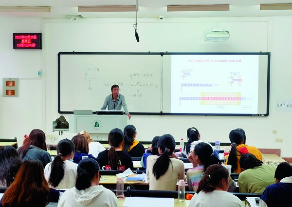 图一 记者团 艾爱 摄 图一 记者团 艾爱 摄